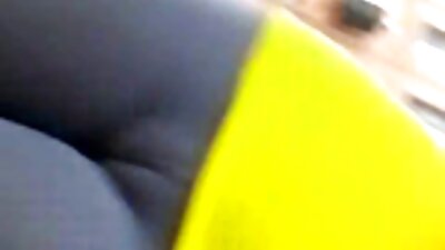 Hung stud körmök fekete hajú nő csaladisex közepén nappali
