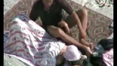 Milf a szexi ruhák intézkedés magukat, gyűrődjön az szexfilmek magyarul ágyban