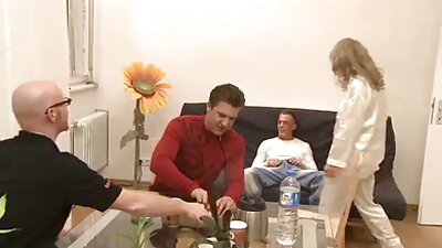 Az ember lök pénisz a barna vagina, miközben bámulta a mellét pornó ingyen